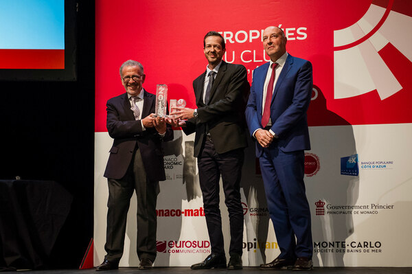 Prix Made in Monaco : Sandro ARABIAN et Pascal MOUCHET, société ProTech Monte-Carlo. Trophée remis par Christophe Pinault (Président Directoire Caisse d’Epargne Côte d’Azur).
