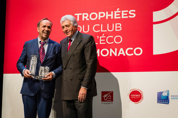Prix Innovation : Stanislas BOULET D’AURIA, société 3X Engineering. Trophée remis par Etienne Franzi, Président de Monaco Telecom. 