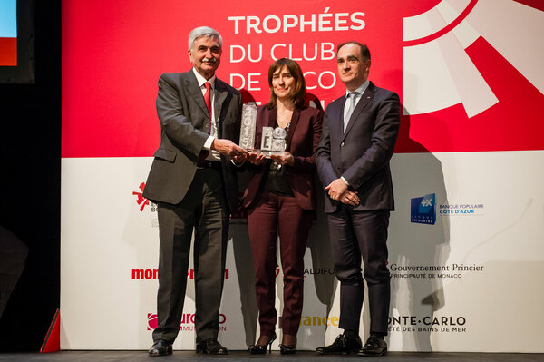 Prix Coup de coeur : S.E. M. Jean PASTORELLI et Sylvie BIANCHERI, Grimaldi Forum Monaco. Trophée remis par Jean Castellini, Conseiller de Gouvernement pour les Finances et l’Economie. 