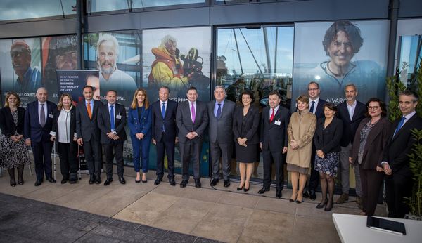 Michel Dotta et Guillaume Rose avec S.E. M. Pierre Dartout et les officiels présents.