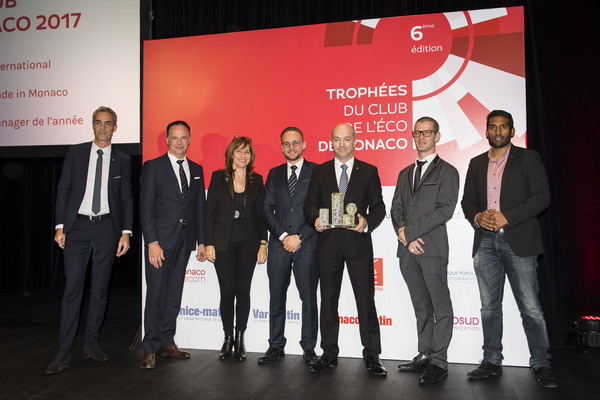 Trophée Innovation : easyOne remis par Martin PERONNET (Monaco Telecom), Sylvie BIANCHERI (Grimaldi Forum) et Michel PROST-DUMONT (Banque Populaire Méditerranée).
