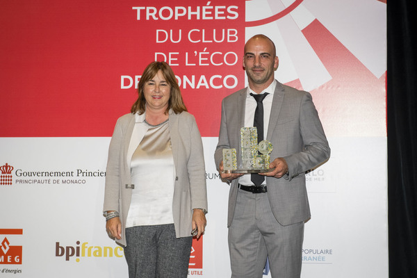 Trophée Développement Durable : SEMCO remis par Marie-Pierre GRAMAGLIA, Conseiller de Gouvernement – Ministre de l'Équipement, l'Environnement et l'Urbanisme.