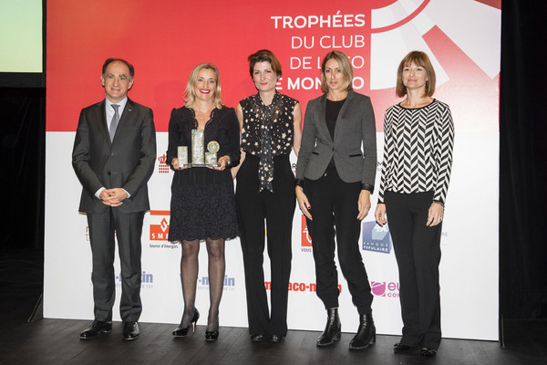 Trophée Made In Monaco : COTY LANCASTER remis par Jean CASTELLINI, Conseiller de Gouvernement – Ministre des Finances et de l’Economie.