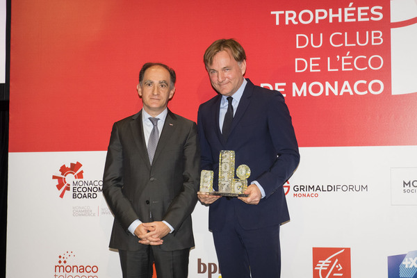 Le prix Spécial Jury : ESPEN OINO remis par Jean CASTELLINI, Conseiller de Gouvernement – Ministre des Finances et de l’Economie.